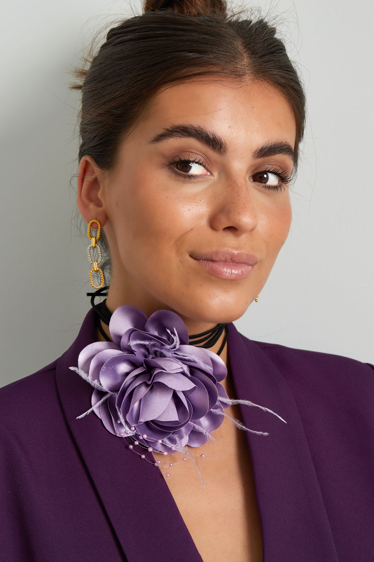 Collar cinta con flor y perlas - violeta h5 Imagen2